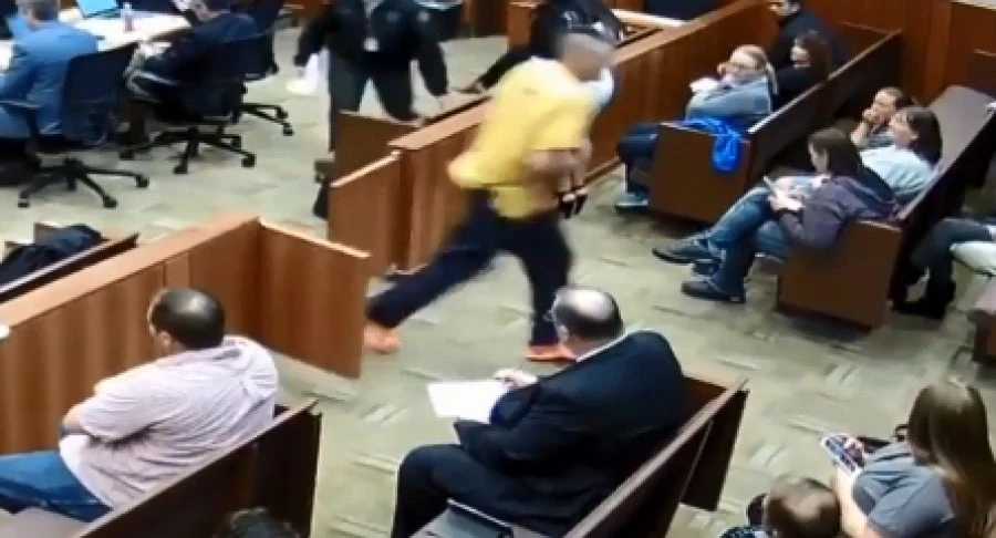 Κρατούμενος βουτάει στο κενό δεμένος με χειροπέδες – Σκληρό βίντεο
